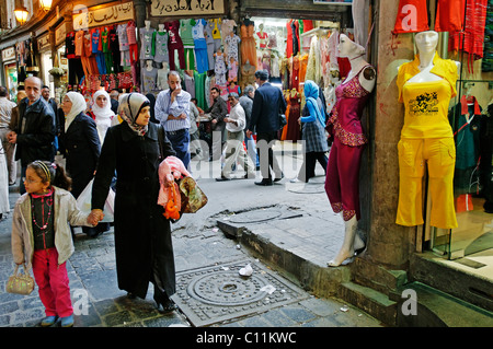 La gente nel bazaar coperto souk nel centro storico, Patrimonio Mondiale dell Unesco, Damasco, Siria, Asia Foto Stock