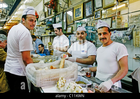 Ice-cream venditore nel bazaar coperto souk nel centro storico, Damasco, Siria, Asia Foto Stock