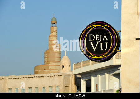 Déjà vu, segno di fronte alla torre spiralato del Fanar, Qatar centro culturale islamico, Souq al Waqif Foto Stock