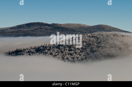 La nebbia oltre Velebit (una montagna in Croazia, Europa). Una foto è stata scattata durante il periodo invernale. Foto Stock