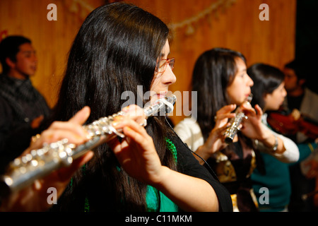 Le donne la riproduzione di flauto traverso durante il servizio in chiesa, città mineraria di Lota, Cile, Sud America Foto Stock