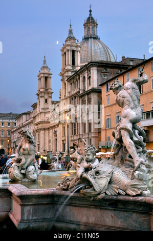 Fontana del Nettuno Fontana del Nettuno e Sant Agnese in Agone basilica chiesa, Piazza Navona, Roma, lazio, Italy Foto Stock