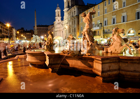 Fontana del Nettuno Fontana del Nettuno e Sant Agnese in Agone basilica chiesa, Piazza Navona, Roma, lazio, Italy Foto Stock