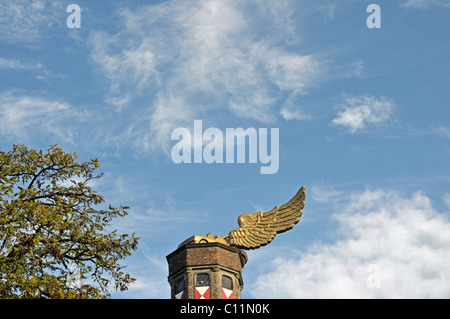 L'alato auto dall'artista ha Schult, Goldener Vogel, Golden Bird, 1989-1991, sul tetto del Zeughaus armory, ora Foto Stock