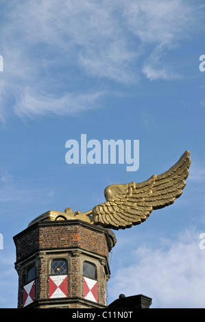 L'alato auto dall'artista ha Schult, Goldener Vogel, Golden Bird, 1989-1991, sul tetto del Zeughaus armory, ora Foto Stock