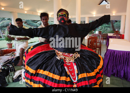 Kathakali dancer medicazione, Chuvanna Thaadi carattere, Kerala, India meridionale, Asia Foto Stock