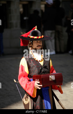 Cerimonia di protezioni nella parte anteriore del Deoksugung palazzo Reale, Palazzo della longevità, nella capitale coreana , Corea del Sud, Asia Foto Stock