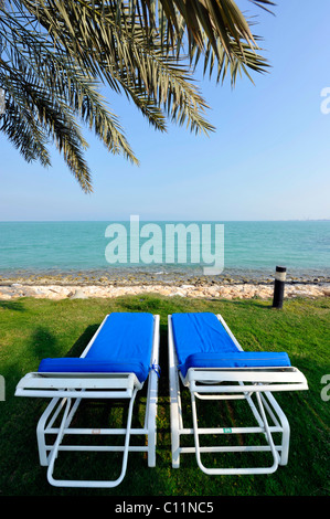 Sedie a sdraio che si affaccia sul Golfo Persico, Doha, Qatar, Golfo Persico, Medio Oriente e Asia Foto Stock