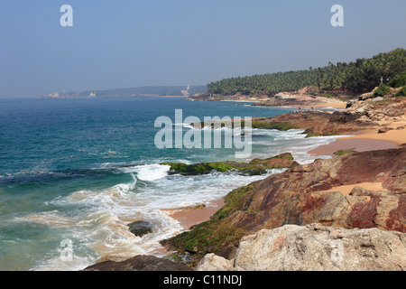 Costa a sud di Kovalam, Vizhinjam nella distanza, Costa di Malabar, Malabaresi, Kerala, India meridionale, India, Asia Foto Stock