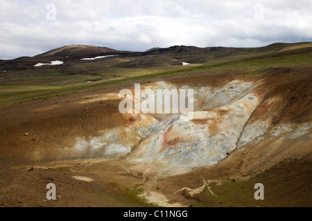 La cottura a vapore, zolfo coperto buchi di fango, burrows e fessure, Krafla area vulcanica nella regione di Mývatn, Nord Islanda Islanda Foto Stock