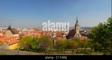 Bratislava, Slovacchia. Vista panoramica sulla città dal Castello. St Michael's Cathedral Foto Stock