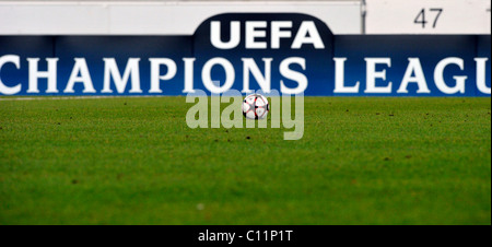 Il calcio di fronte la UEFA Champions League perimetro pannelli pubblicitari, Mercedes-Benz Arena, Stoccarda, Baden-Wuerttemberg Foto Stock