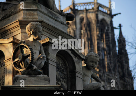 Monumento davanti la chiesa di Salvator a Duisburg, Renania settentrionale-Vestfalia, Germania, Europa Foto Stock