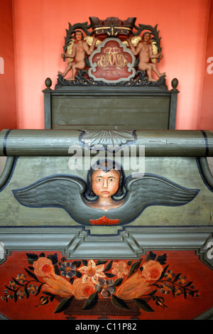 Letto in stile barocco, angeli scolpiti, il museo del castello, Quedlinburg, Harz, Sassonia-Anhalt, Germania, Europa Foto Stock