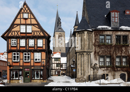 Vista della chiesa Marktkirche e Municipio, inverno, centro storico di Quedlinburg, Harz, Sassonia-Anhalt, Germania, Europa Foto Stock