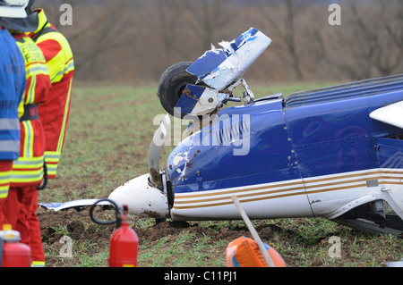 Piper PA 28 aerei sportivi dopo un atterraggio di emergenza in un campo vicino a Stuttgart Airport, Filderstadt, Baden-Wuerttemberg Foto Stock