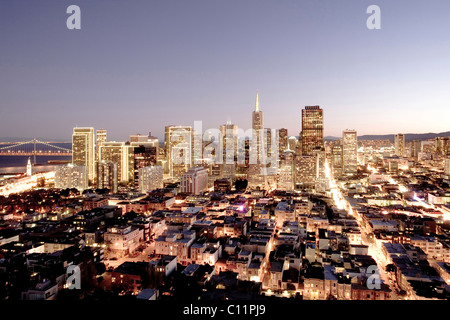 Vista dalla Torre Coit di notte lo skyline di San Francisco, California, Stati Uniti d'America Foto Stock