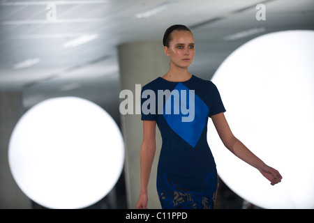 I modelli presentano il Jonathan Saunders autunno 2011 collezione al livello 2, centrale di Paddington a Londra il 19 febbraio 2011. Foto Stock