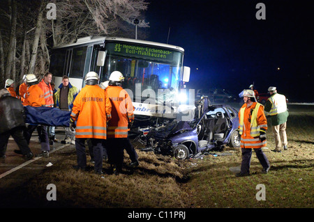 Una Opel Corsa si sono scontrate con un bus su L 1217 country road beweet Heiningen e Gammelshausen, il 19-anno-vecchio conducente e il suo Foto Stock