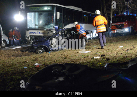 Una Opel Corsa si sono scontrate con un bus su L 1217 country road beweet Heiningen e Gammelshausen, il 19-anno-vecchio conducente e il suo Foto Stock