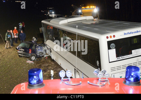 Una Opel Corsa si sono scontrate con un bus su L 1217 country road beweet Heiningen e Gammelshausen, il 19-anno-vecchio conducente e il suo Foto Stock