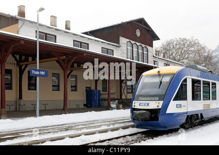 Il moderno treno in attesa fuori del stile guglielmino station building, Harz-Elbe-Express, inverno, Thale, Harz, Sassonia-Anhalt Foto Stock