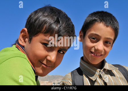 Due giovani ragazzi iraniani in Nain Isfahan, Esfahan, Iran, Persia, Asia Foto Stock