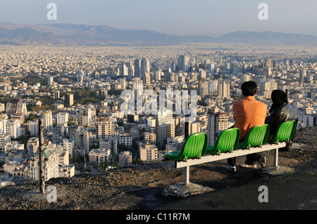 Giovani islamica iraniana, giovane godendo della vista panoramica sopra la città di Tehran, Iran, Persia, Asia Foto Stock