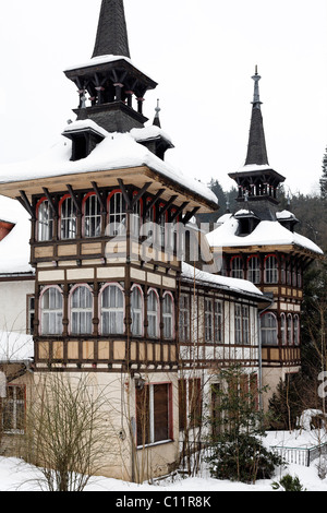 Vecchio guest house in inverno, chiusa hotel, in bisogno di un rinnovo, Alexisbad, Harzgerode, Harz, Sassonia-Anhalt, Germania, Europa Foto Stock