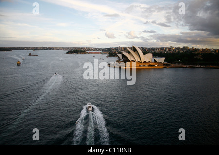 Sydney Opera di notte, visto dal Ponte del Porto di Sydney, Australia Foto Stock