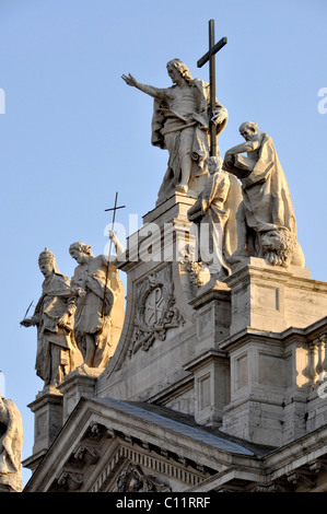 Colossale figure, Gesù con Giovanni Battista e Giovanni Evangelista, sulla facciata della Basilica di San Giovanni in Laterano Foto Stock