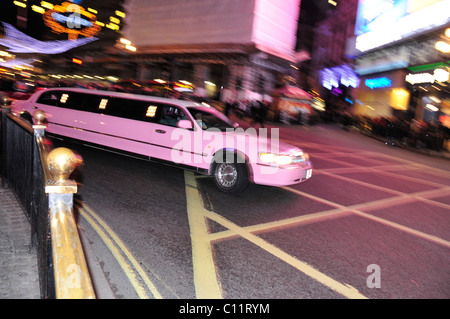 Stretch Limousine a Piccadilly Circus a Londra, Inghilterra, Regno Unito, Europa Foto Stock