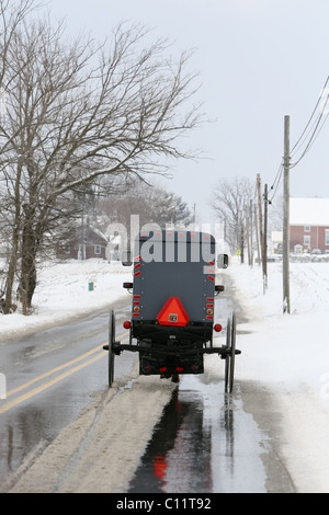 Amish buggy sulla strada in Lancaster County, in Pennsylvania, STATI UNITI D'AMERICA Foto Stock