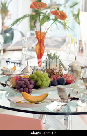 Buffet di frutta su un elegante tavola apparecchiata in una lussuosamente arredato sala da pranzo con un design moderno e un elegante Impostazione tabella Foto Stock