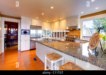 Bianco di lusso cucina, pavimenti in legno di quercia e bellissimo granito Foto Stock