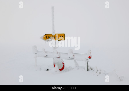 Blcok su strada a causa troppa neve, segno "Umleitung', diversione Foto Stock