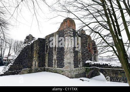 Rovine di Kaiserpfalz Imperial Palace nella neve, Duesseldorf-Kaiserswerth, Renania settentrionale-Vestfalia, Germania, Europa Foto Stock