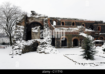 Rovine di Kaiserpfalz Imperial Palace nella neve, Duesseldorf-Kaiserswerth, Renania settentrionale-Vestfalia, Germania, Europa Foto Stock