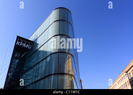 La facciata in vetro della KPMG edificio sulla strada Muenzgasse, Lipsia, Sassonia, Germania, Europa Foto Stock