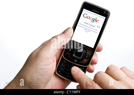 Uso di Google su un telefono cellulare Foto Stock