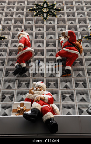 Babbo Natale figurine sulla facciata di un department store di Erlangen, Media Franconia, Baviera, Germania, Europa Foto Stock