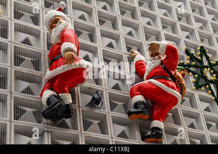 Babbo Natale figurine sulla facciata di un department store di Erlangen, Media Franconia, Baviera, Germania, Europa Foto Stock