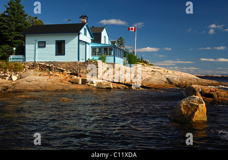 Case vacanze lungo la costa rocciosa del fiume San Lorenzo, Tadoussac, Canada Foto Stock