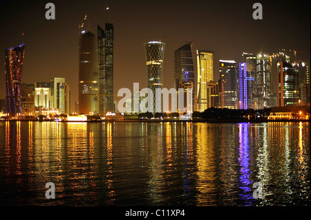 Night Shot della skyline di Doha, Tornado Tower, Torre di navigazione, pace torri, Al-Thani Tower, Doha, Qatar, Golfo Persico Foto Stock