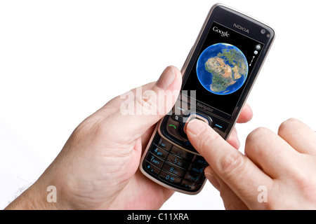 Utilizzando Google Earth su un telefono cellulare Foto Stock