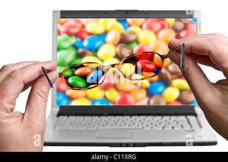 Gli occhiali da lettura davanti allo schermo di un notebook Foto Stock