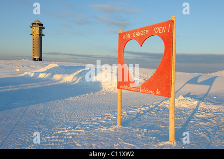 Segno rosso con cuore, Feldbergturm Tower, Mt Feldberg, Foresta Nera meridionale, Baden-Wuerttemberg, Germania, Europa Foto Stock