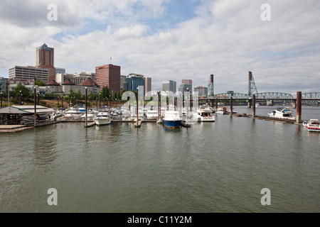 Si affaccia sulla marina di fronte al ponte di Hawthorne, Portland, Oregon, Stati Uniti d'America Foto Stock