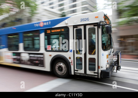 Bus pubblico a guidare lungo il SW 6th Ave, a Portland, Oregon, Stati Uniti d'America Foto Stock