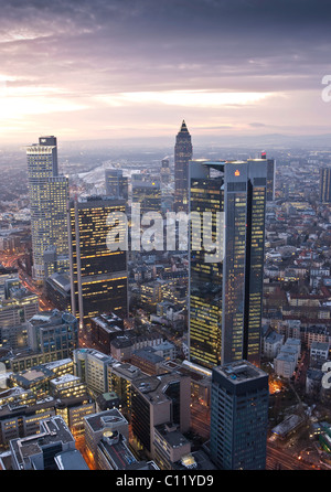 Skyline di Francoforte, Trianon grattacielo, centro storico con edifici per uffici, nel retro della fiera Messeturm tower, quartiere Westend Foto Stock